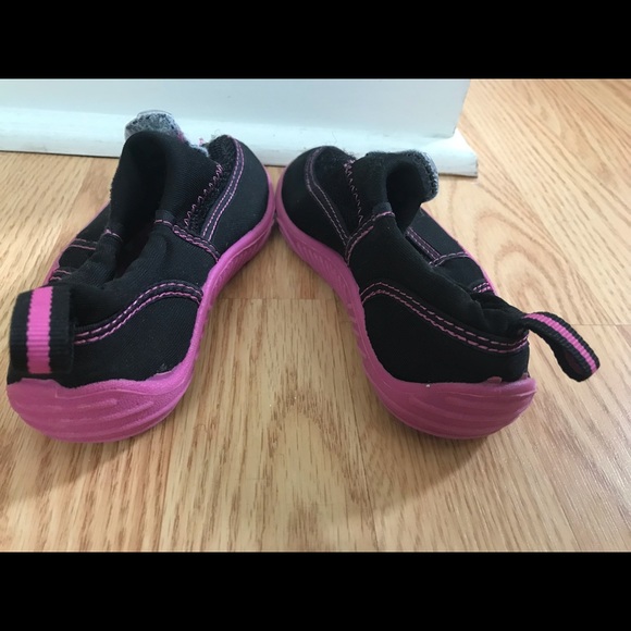 Speedo toddler girls sz L 9/10 water shoes. Black w/ pink soles and accents - Picture 2 of 5